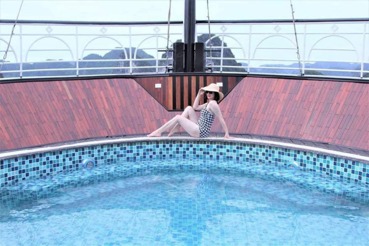 Du thuyền Alisa Premier Hạ Long 2 ngày 1 đêm