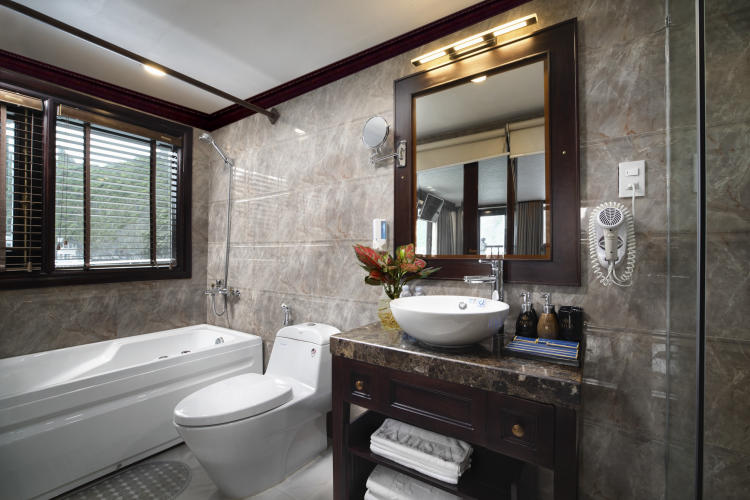 Du thuyền Alisa Premier Hạ Long 2 ngày 1 đêm