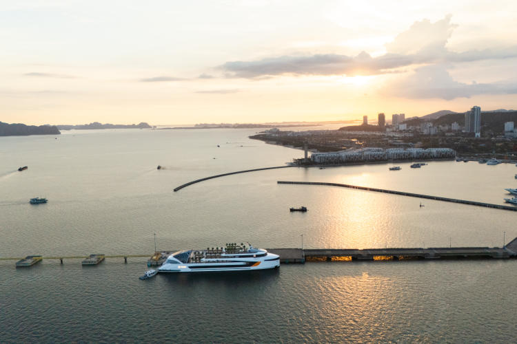 Du thuyền Dolphin Halong Cruise