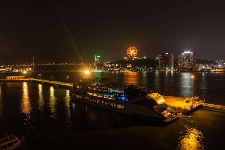 Du thuyền Dolphin Halong Cruise