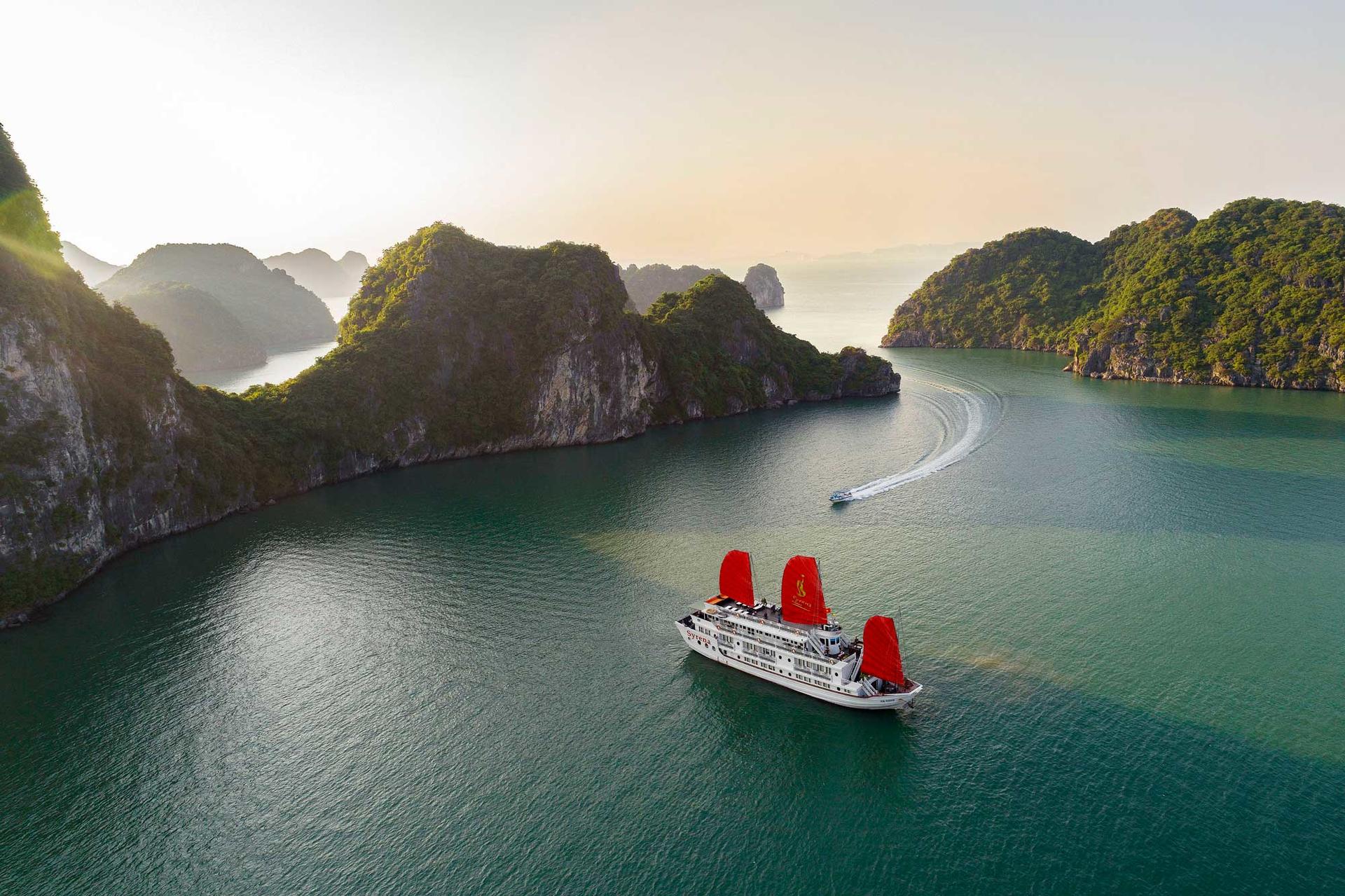 Du thuyền Hạ Long Syrena Cruises 2 ngày 1 đêm