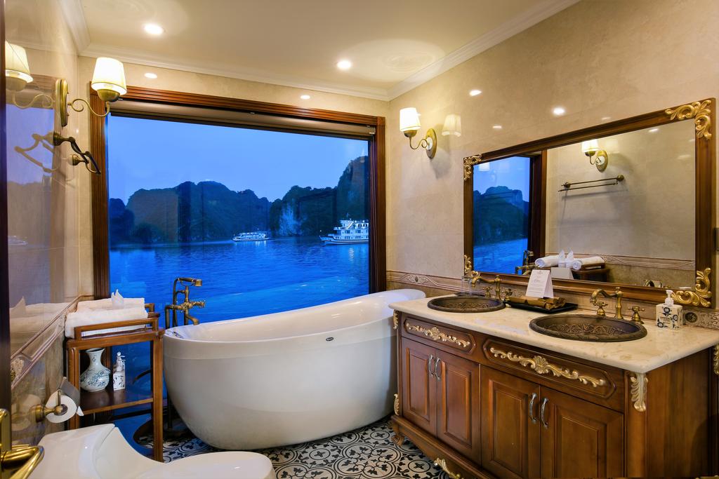 Du thuyền Emperor Cruises Hạ Long