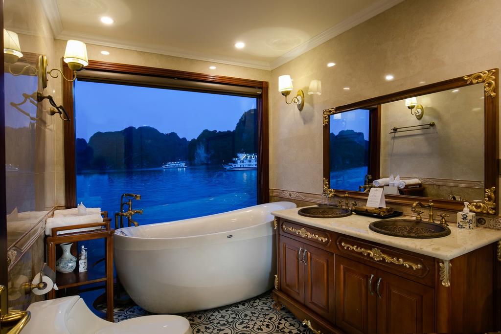 Du thuyền Emperor Cruises Hạ Long