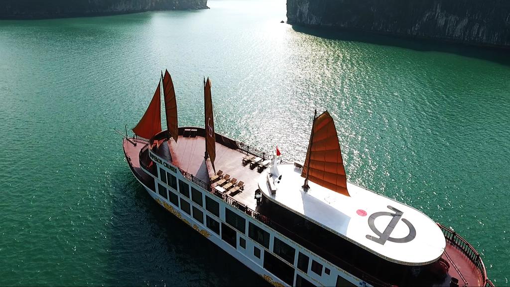 Du thuyền Emperor Cruises Hạ Long