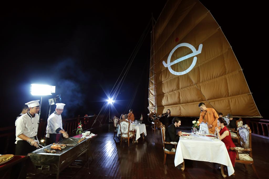 Du thuyền Emperor Cruises Hạ Long