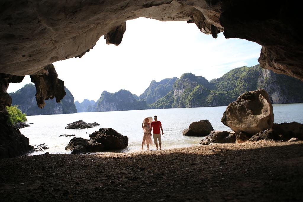 Du thuyền Emperor Cruises Hạ Long