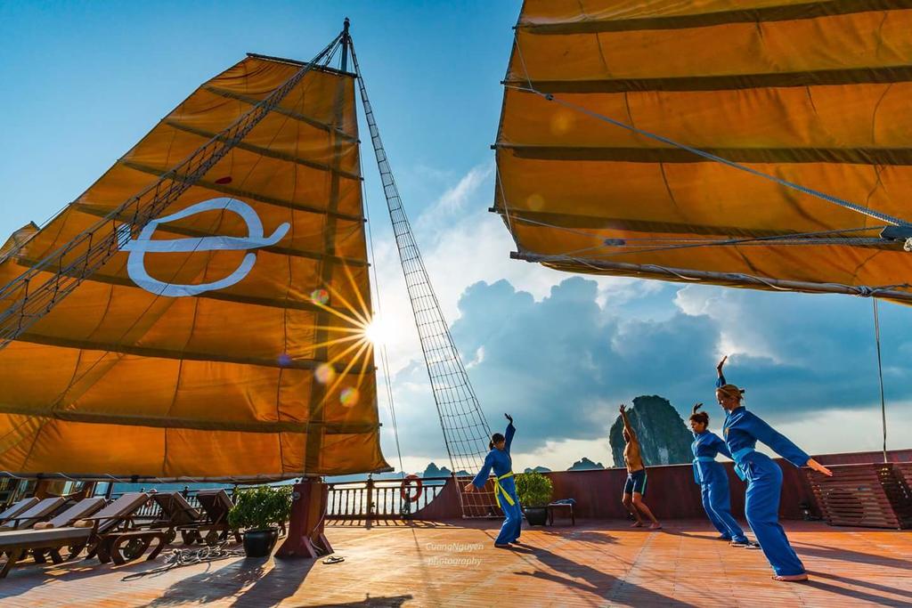 Du thuyền Emperor Cruises Hạ Long