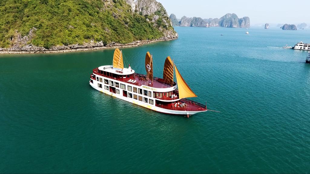 Du thuyền Emperor Cruises Hạ Long