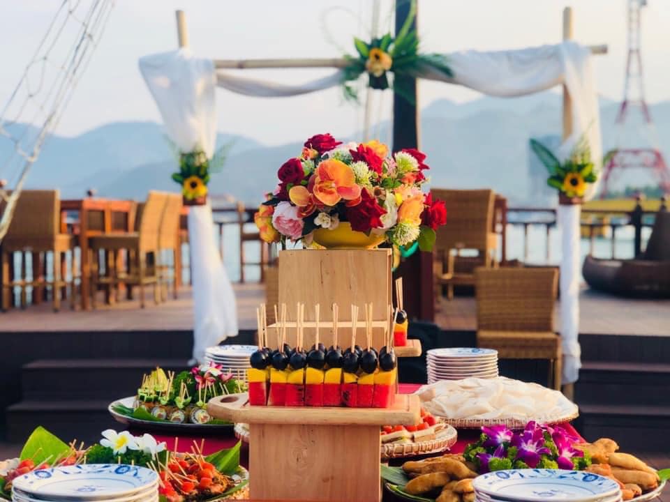 Du thuyền trong ngày Emperor Cruises Nha Trang