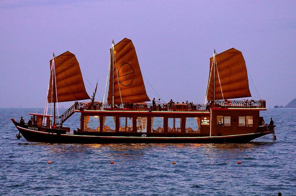 Du thuyền trong ngày Emperor Cruises Nha Trang
