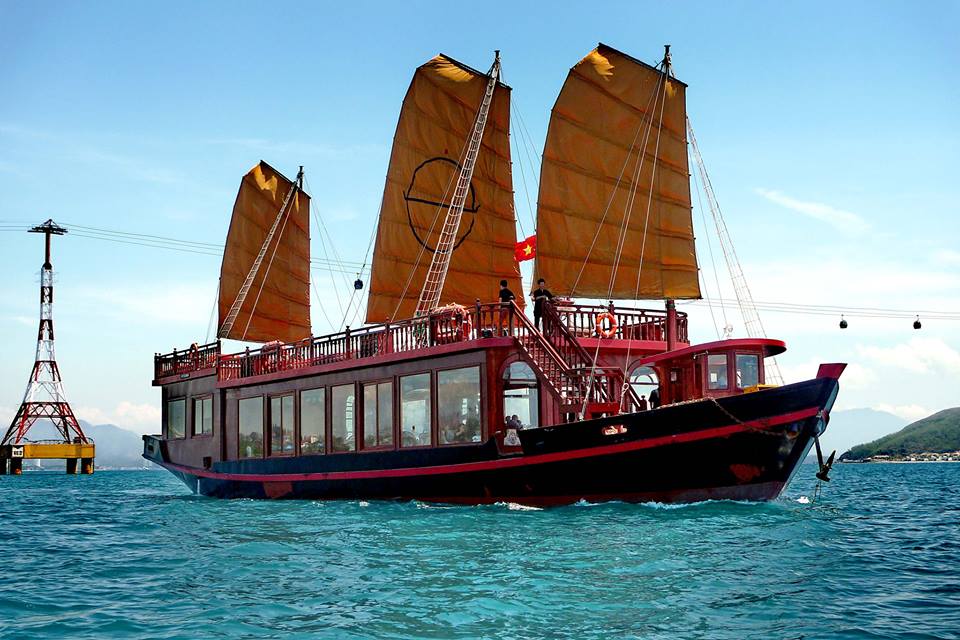 Du thuyền trong ngày Emperor Cruises Nha Trang