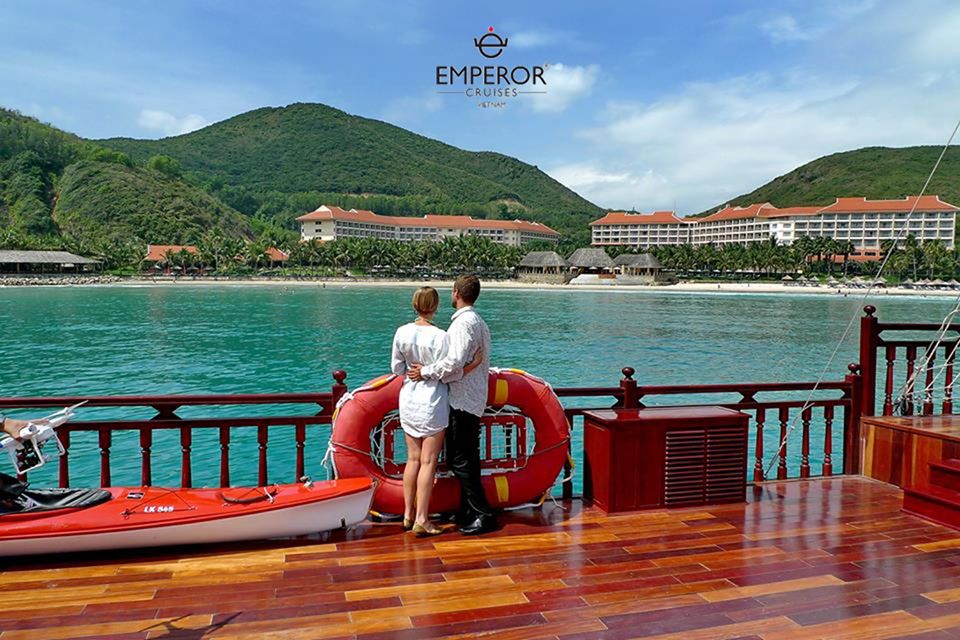Du thuyền trong ngày Emperor Cruises Nha Trang