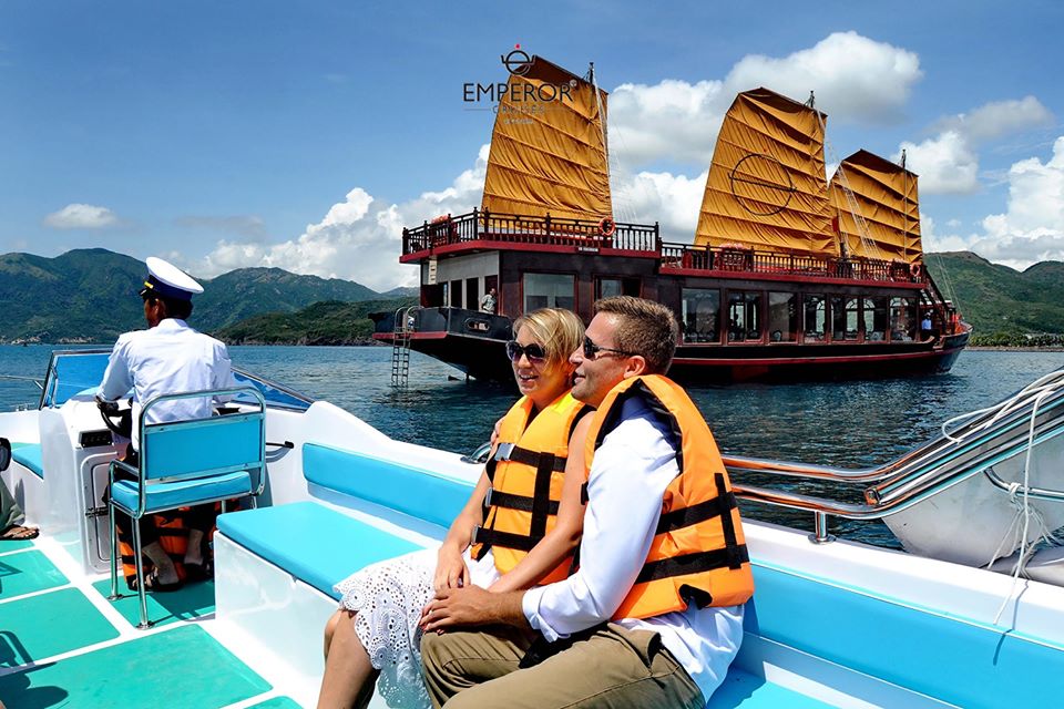 Du thuyền trong ngày Emperor Cruises Nha Trang