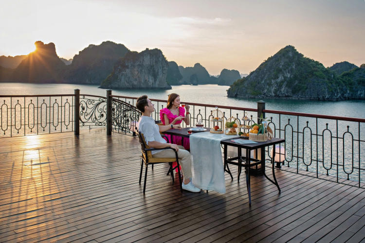 Du thuyền Indochine Grand Cruise Lan Hạ 2 ngày 1 đêm