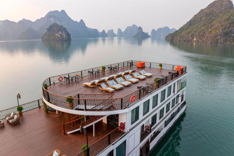 Du thuyền Indochine Grand Cruise Lan Hạ 2 ngày 1 đêm