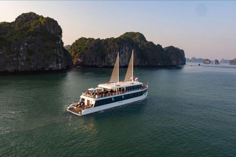 Du thuyền Lan Hạ Jade Sails Day Cruise