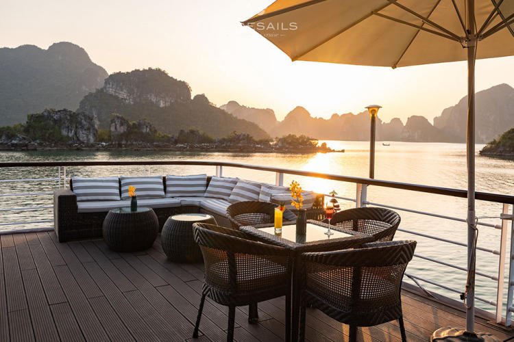 Du thuyền Lan Hạ Jade Sails Day Cruise