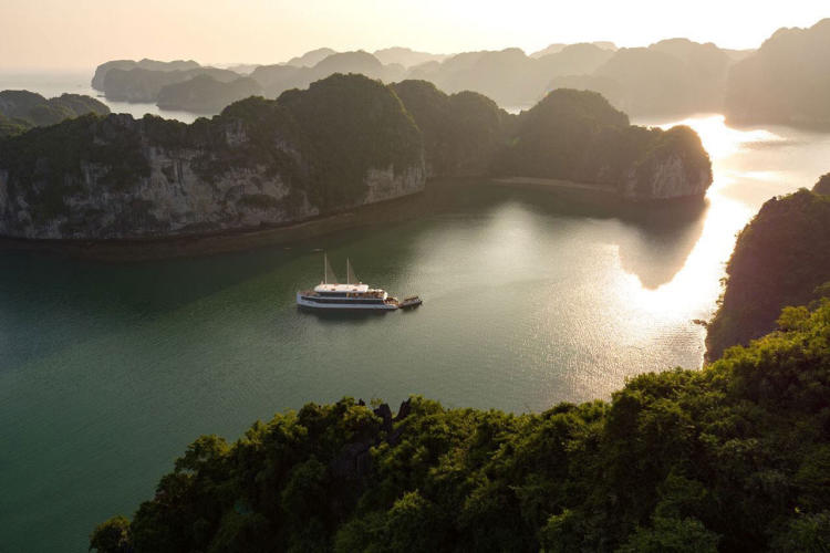 Du thuyền Lan Hạ Jade Sails Day Cruise
