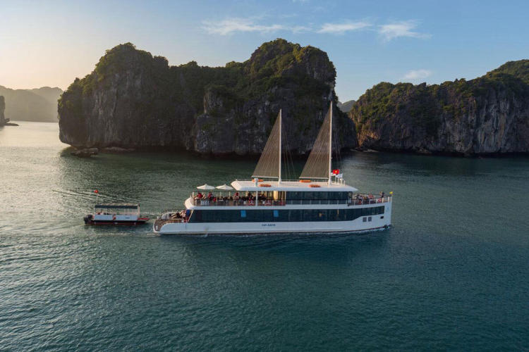 Du thuyền Lan Hạ Jade Sails Day Cruise
