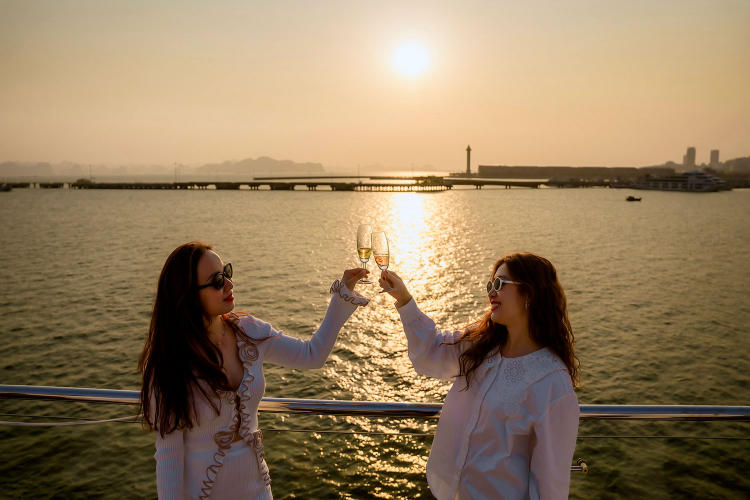 Du thuyền Luna Halong Cruise 5 sao trong ngày đẳng cấp