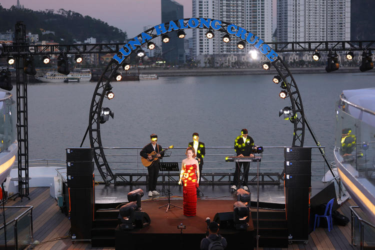 Du thuyền Luna Halong Cruise 5 sao trong ngày đẳng cấp