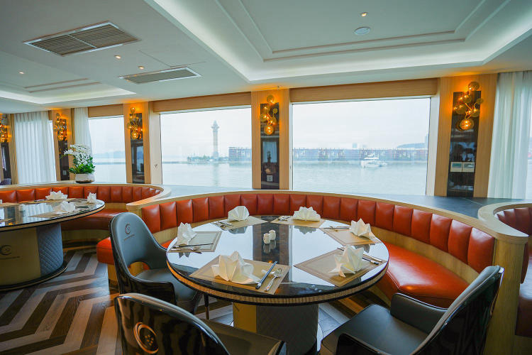 Du thuyền Luna Halong Cruise 5 sao trong ngày đẳng cấp