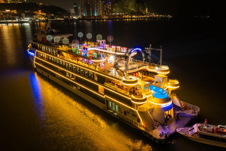 Du thuyền Luna Halong Cruise 5 sao trong ngày đẳng cấp