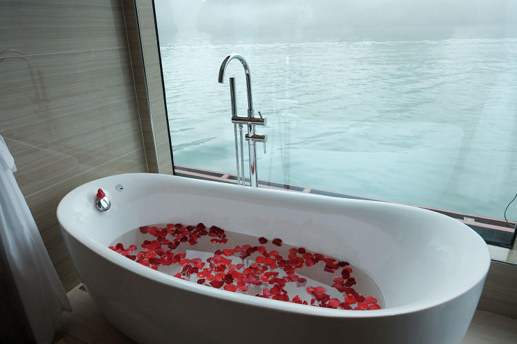 Du thuyền Luna Halong Cruise 5 sao trong ngày đẳng cấp