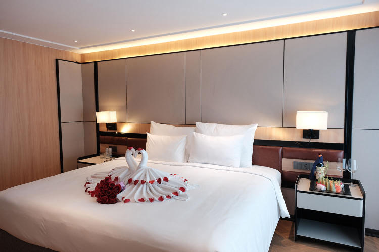 Du thuyền Luna Halong Cruise 5 sao trong ngày đẳng cấp