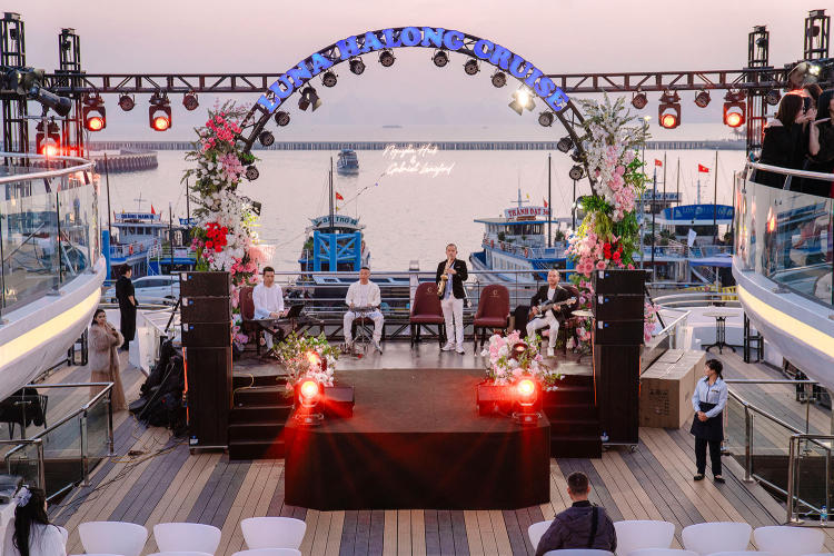 Du thuyền Luna Halong Cruise 5 sao trong ngày đẳng cấp