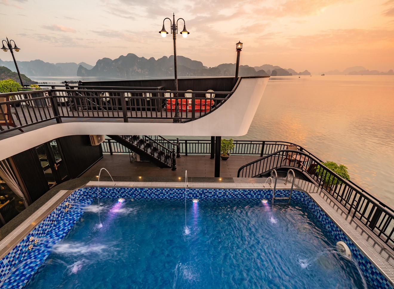 Du thuyền 5 sao Lan Hạ Rita Cruise 2 ngày 1 đêm