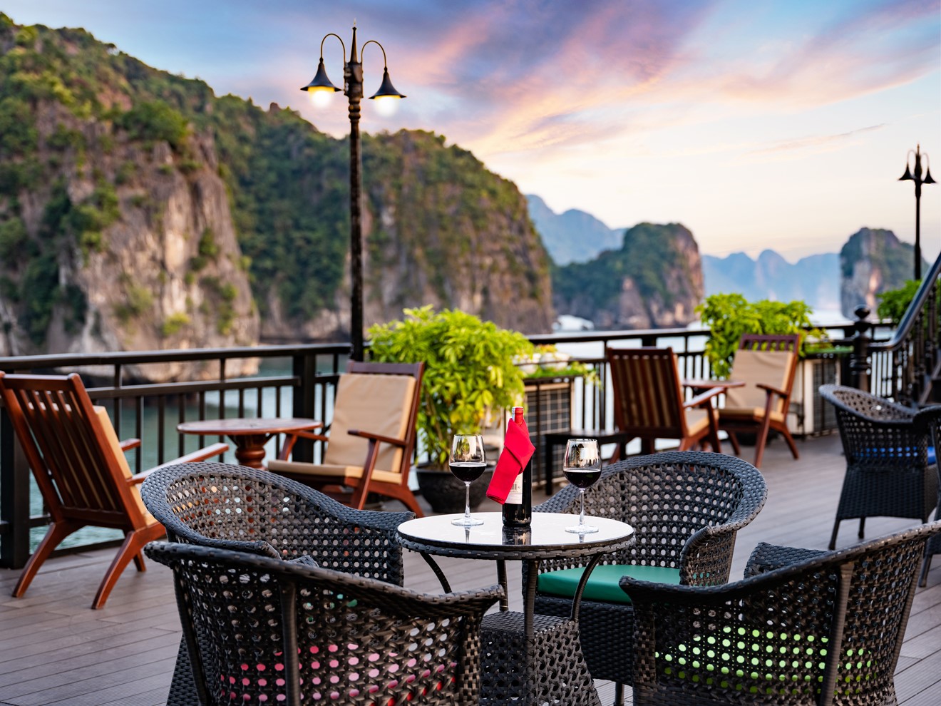 Du thuyền 5 sao Lan Hạ Rita Cruise 2 ngày 1 đêm