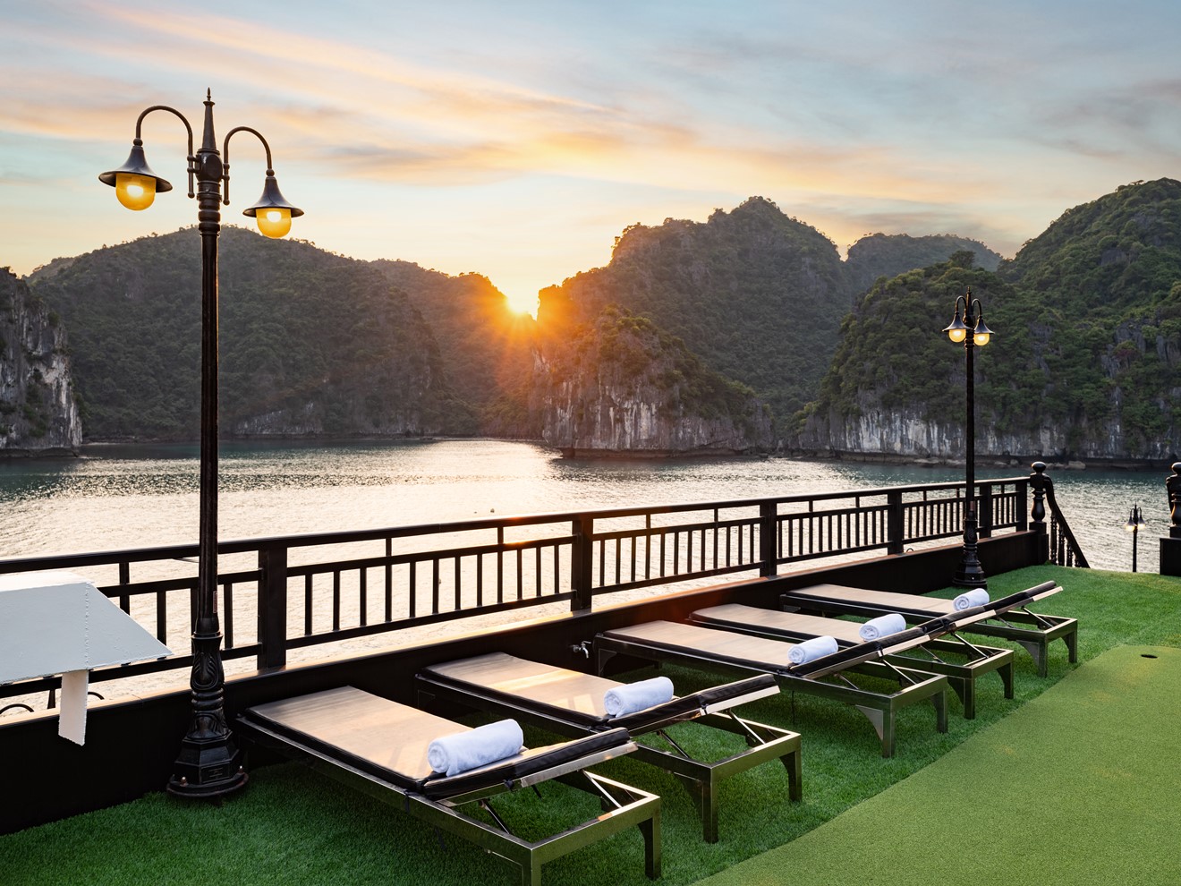 Du thuyền 5 sao Lan Hạ Rita Cruise 2 ngày 1 đêm