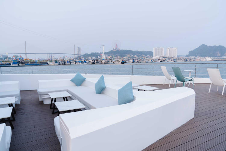 Du thuyền trong ngày Saquila Yacht Hạ Long