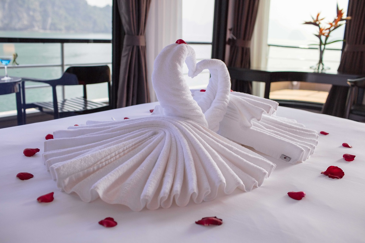 Du thuyền Scarlet Pearl Cruise  2 ngày 1 đêm