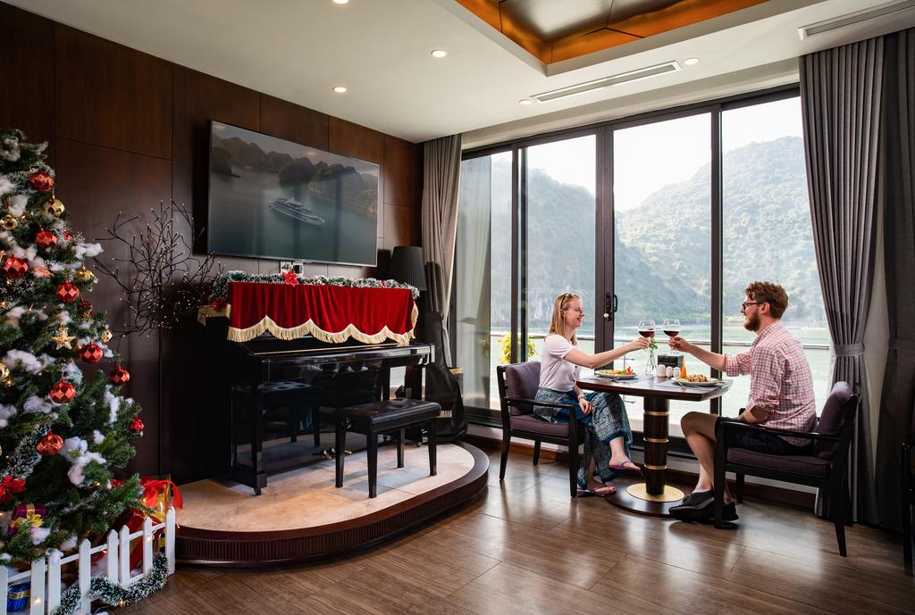 Du thuyền Stellar of the Sea Cruise 2 Ngày 1 Đêm