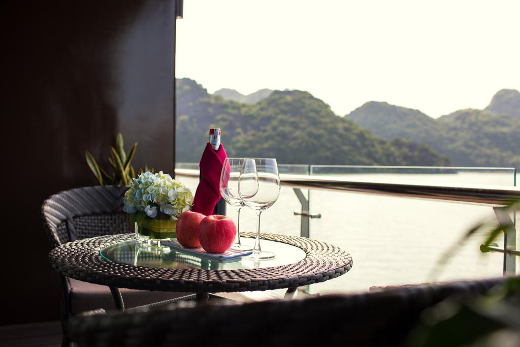 Du thuyền Stellar of the Sea Cruise 2 Ngày 1 Đêm