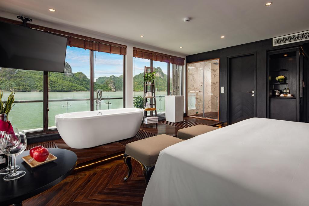 Du thuyền Stellar of the Sea Cruise 2 Ngày 1 Đêm