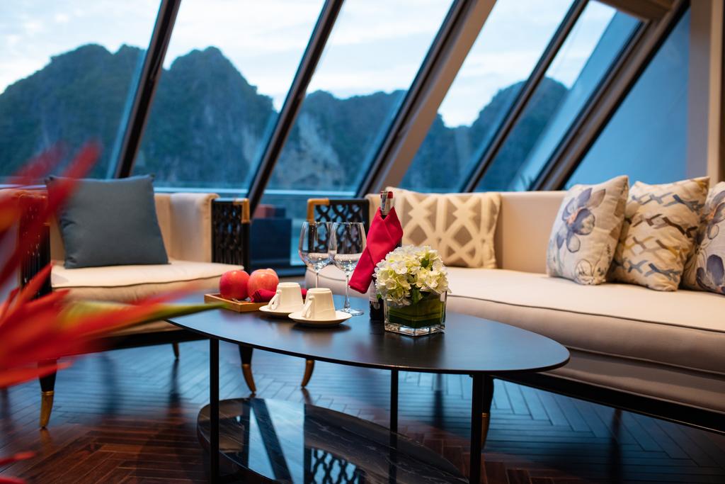 Du thuyền Stellar of the Sea Cruise 2 Ngày 1 Đêm