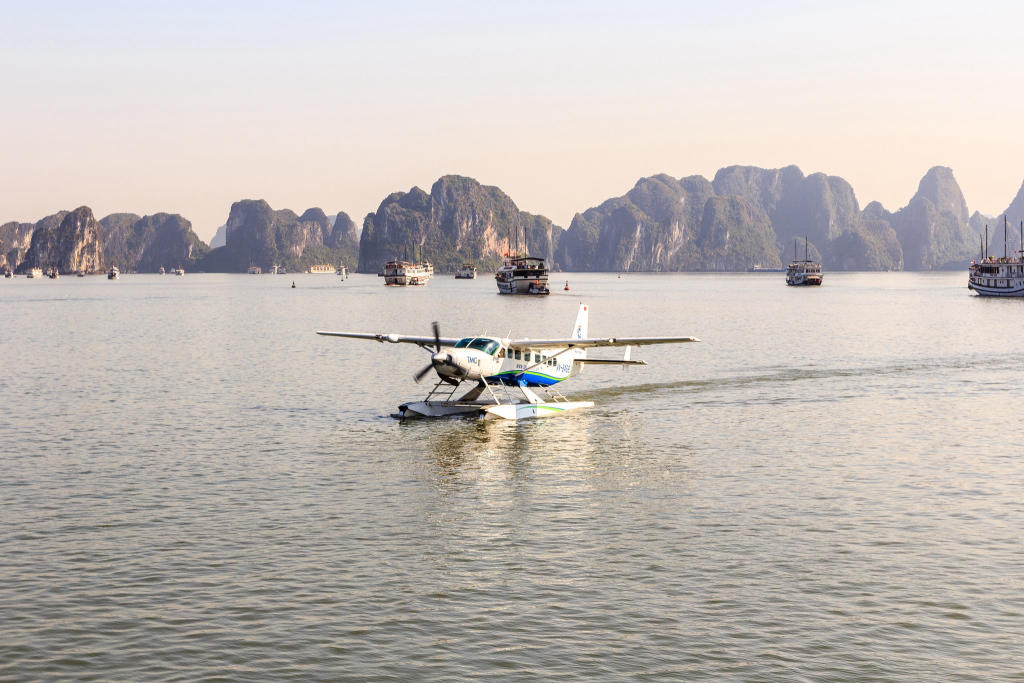 Thủy Phi Cơ ngắm cảnh Vịnh Hạ Long