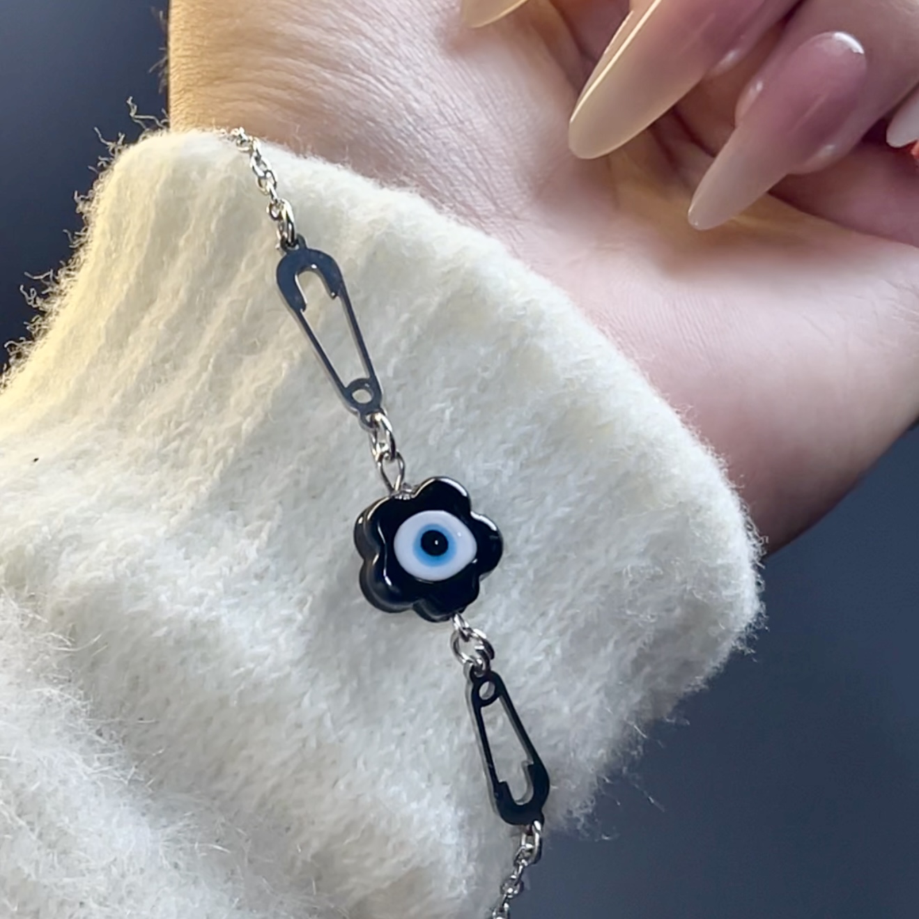 KHI NÀO THÌ NÊN BẮT ĐẦU ĐEO EVIL EYE