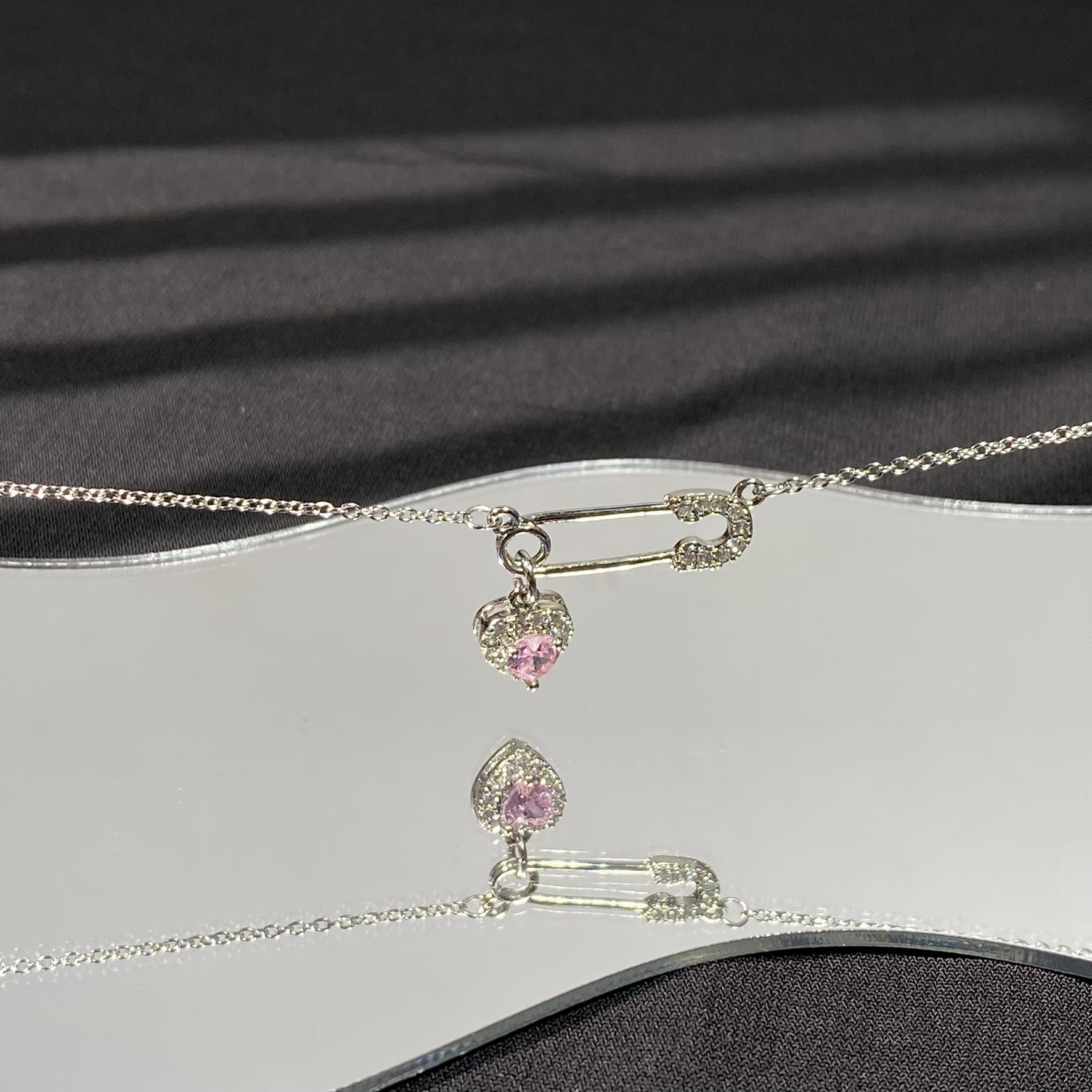 Vòng tay safety pin đính đá trái tim lấp lánh - Đọc mô tả