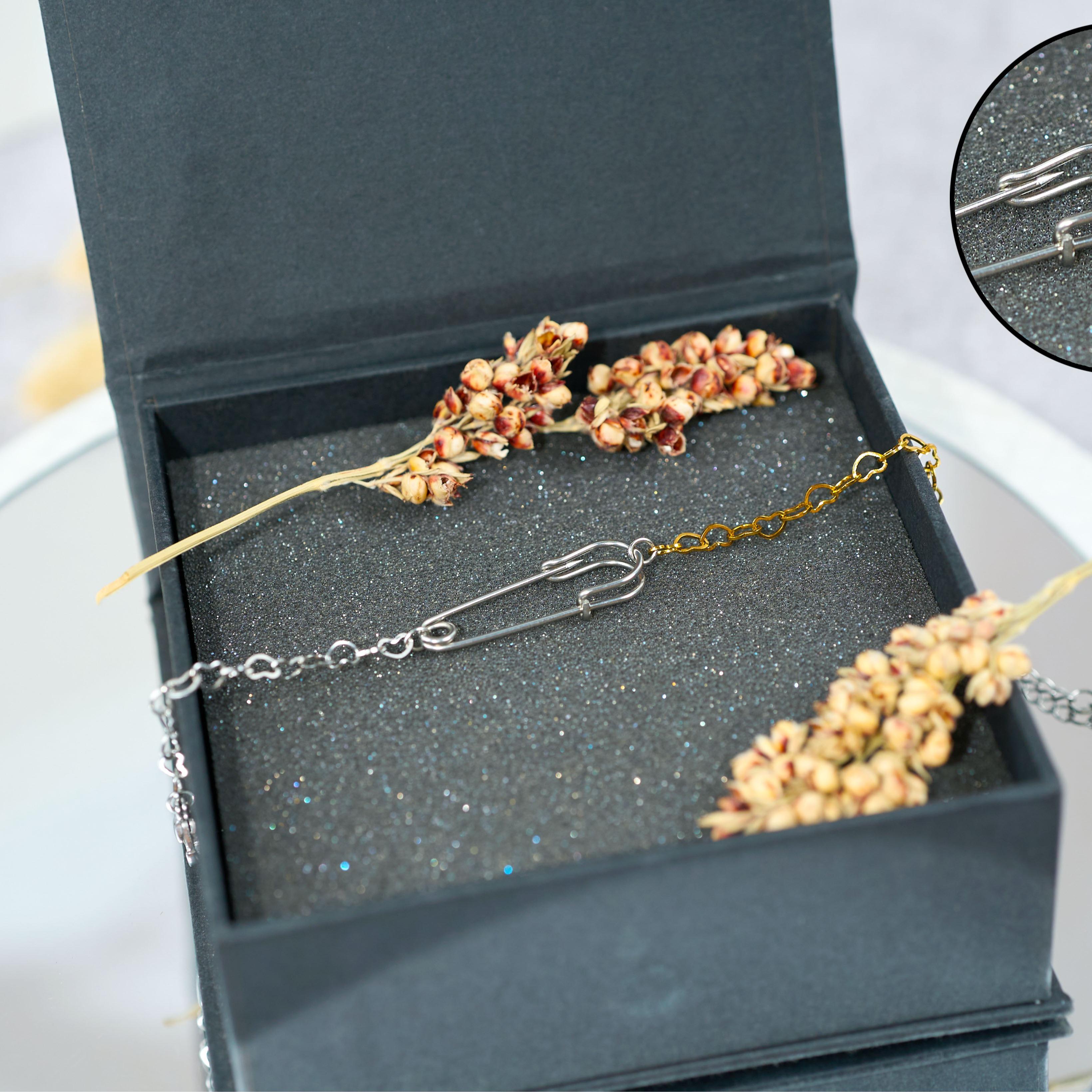 Vòng tay Safety Pin Heart Breaker - Lắc Tay Nữ. Phụ Kiện  Titanium - Không Đen Rỉ Xuống Màu