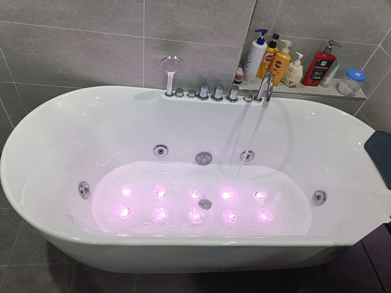 Bồn Tắm Ovan Viền Mỏng Gắn Massage Sen Vòi MKT-17