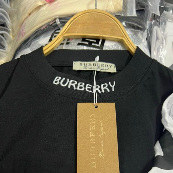 Áo Thun Burberry Thêu Cổ Big Logo Backside