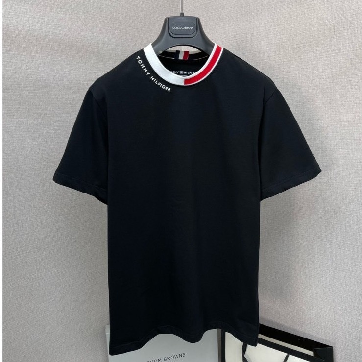 Áo Thun Tommy Viền Cổ Thêu Chữ