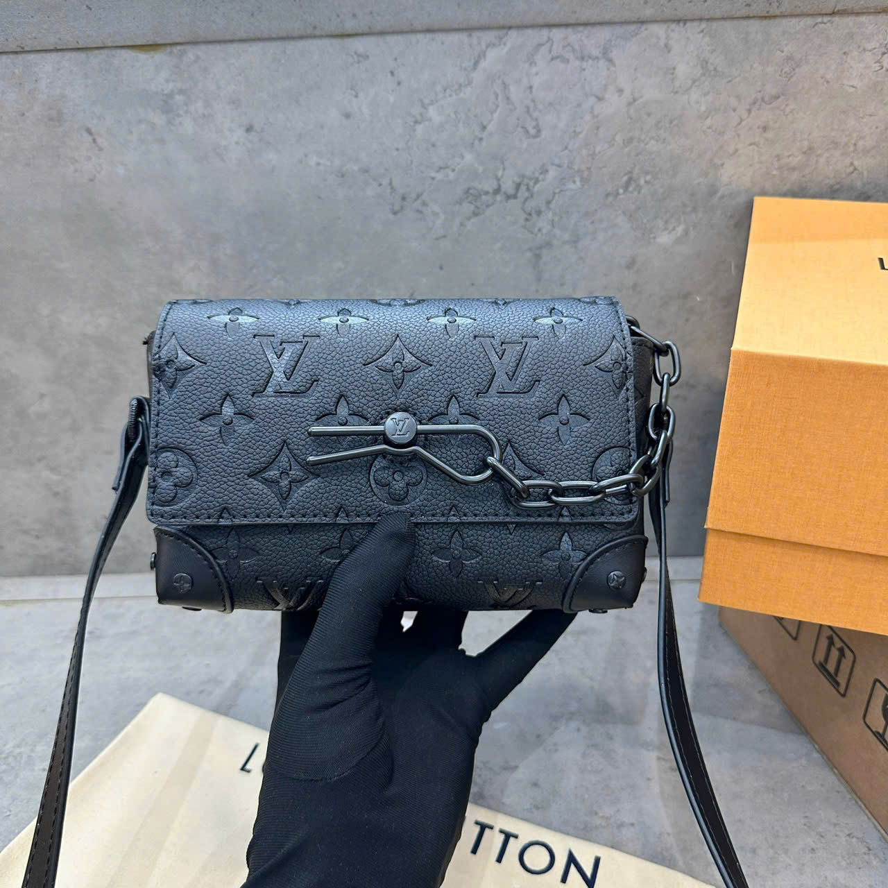 Túi Đeo Chéo Louis Vuitton LV Streamer Wearable