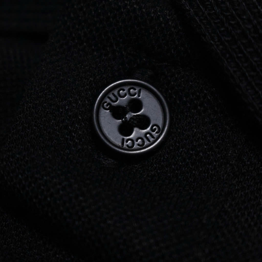 Polo Gucci Thêu Chữ Trên Túi Đen