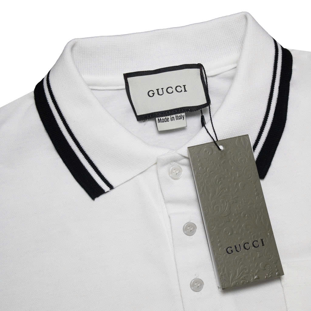 Polo Gucci Thêu Chữ Trên Túi Trắng