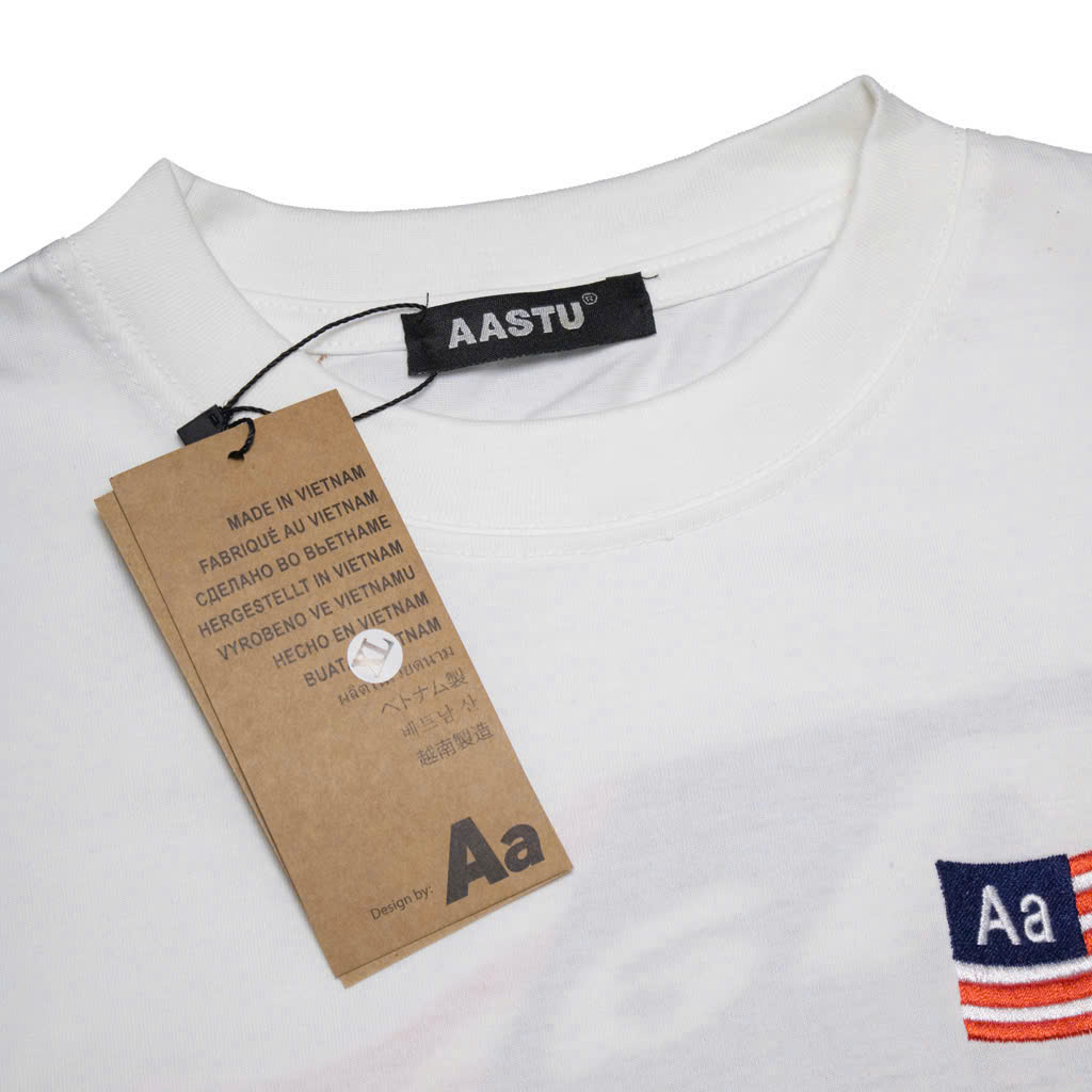 Áo Thun Aastu Thêu Xù Sau Lưng (Trắng)
